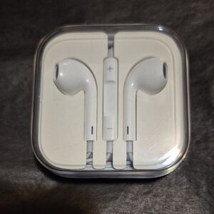 Apple Compact White Wired Earbuds with Volume Control